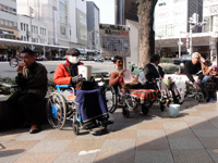 街頭カンパ活動 写真